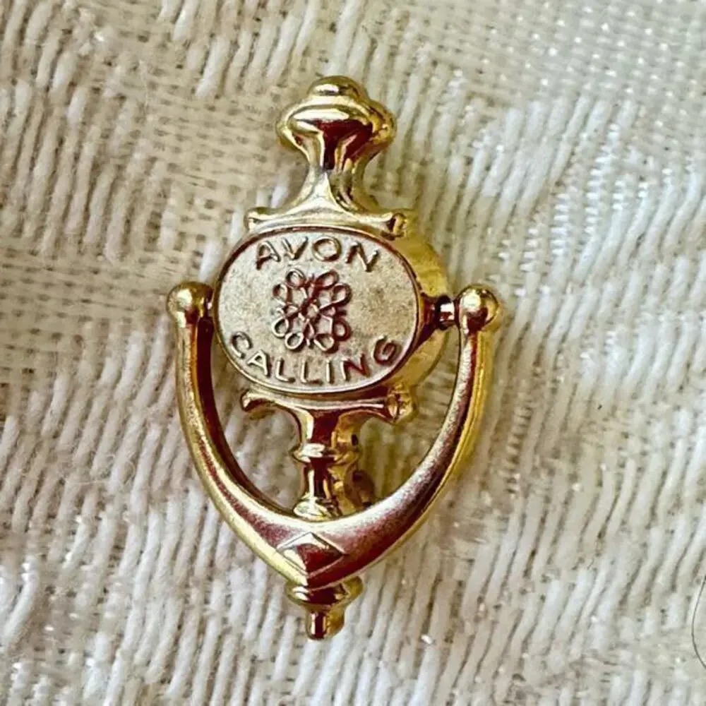 Faerie Door Knocker Avon Calling Vintage Gold Tone Lapel Pin